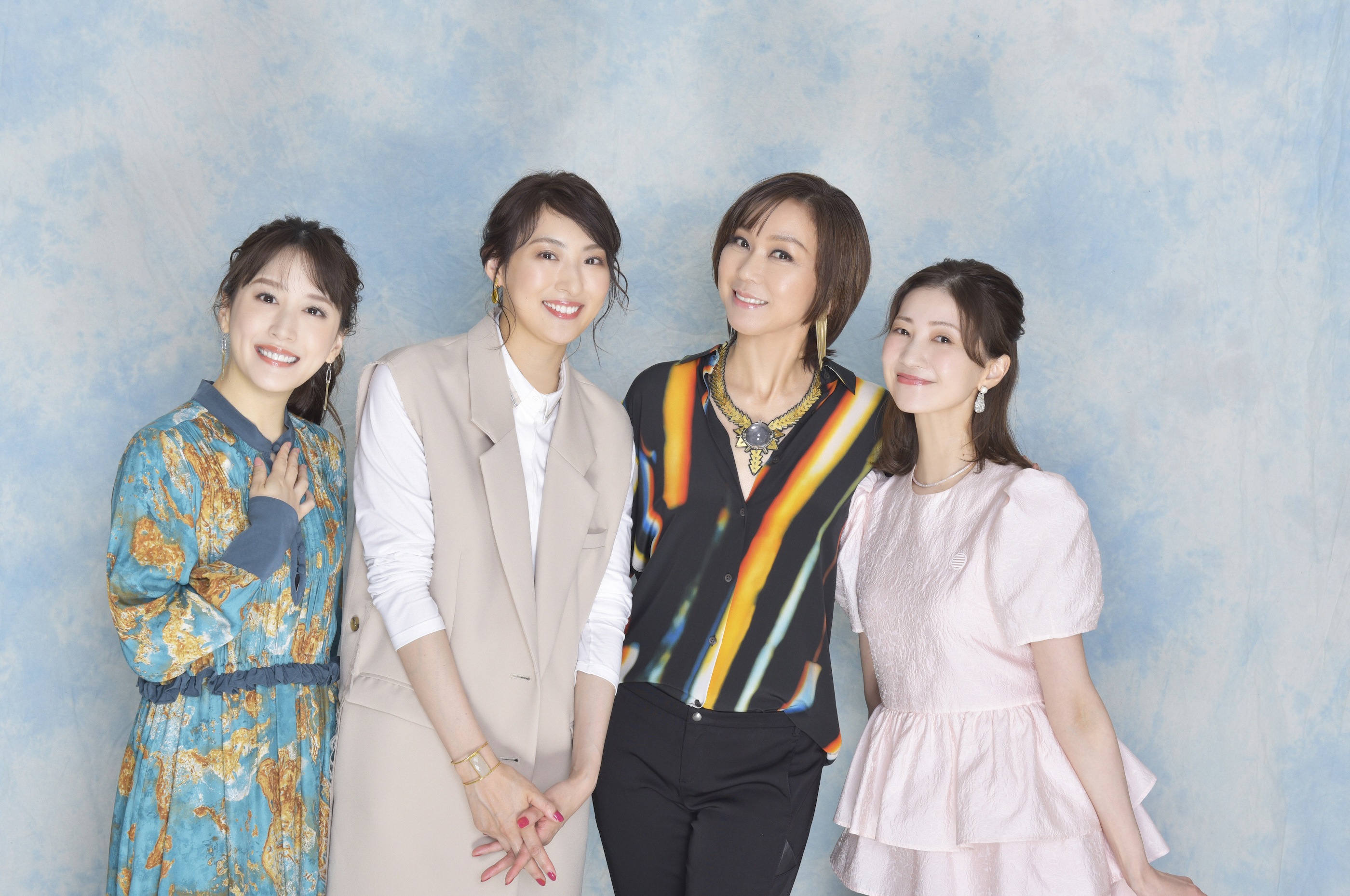 右から夢咲ねね、湖月わたる、珠城りょう、花乃まりあ