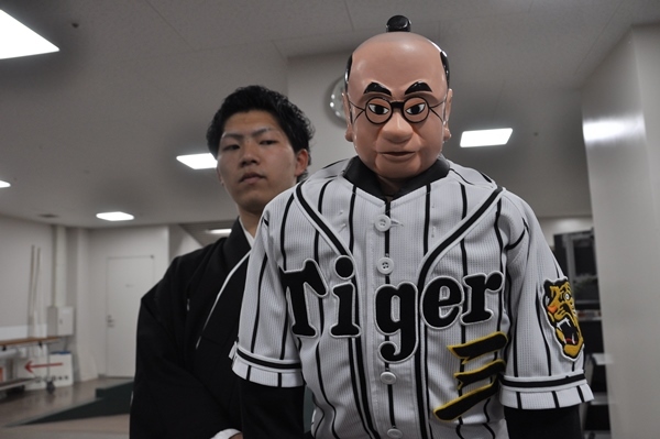セレモニー待機中のみたに君。心なしかいつもより顔立ちが凛々しい？ ［撮影：吉永美和子］