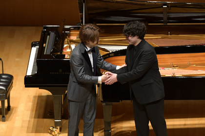 石井琢磨×髙木竜馬、満員の観客からの大喝采に固い握手交わす～14年来の盟友ふたりが奏でた二台ピアノの夕べ