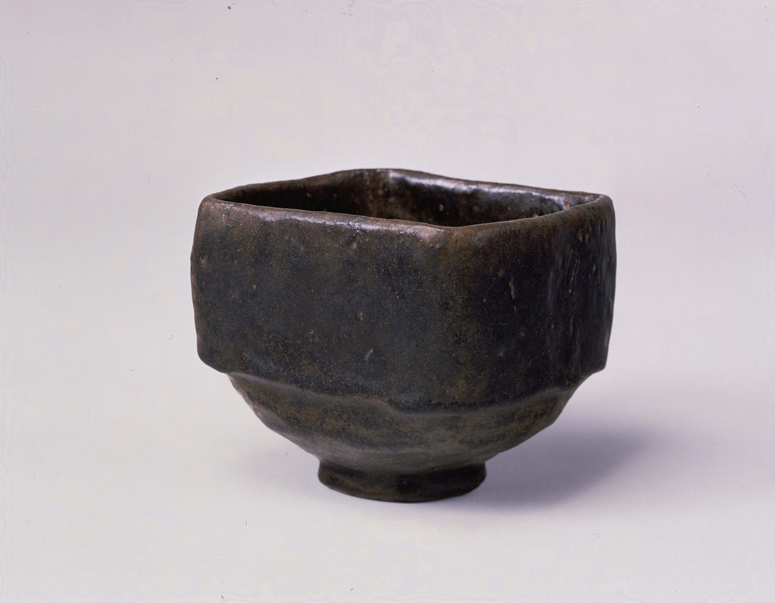 重要文化財 黒楽茶碗 銘 ムキ栗 【長次郎 安土桃山時代・16世紀】 文化庁蔵