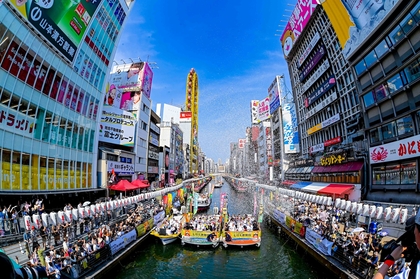 水都大阪の夏の到来を告げる『船乗り込み』で道頓堀川が華やぐ、八代目尾上菊五郎・六代目尾上菊之助の襲名披露を文楽人形も寿く
