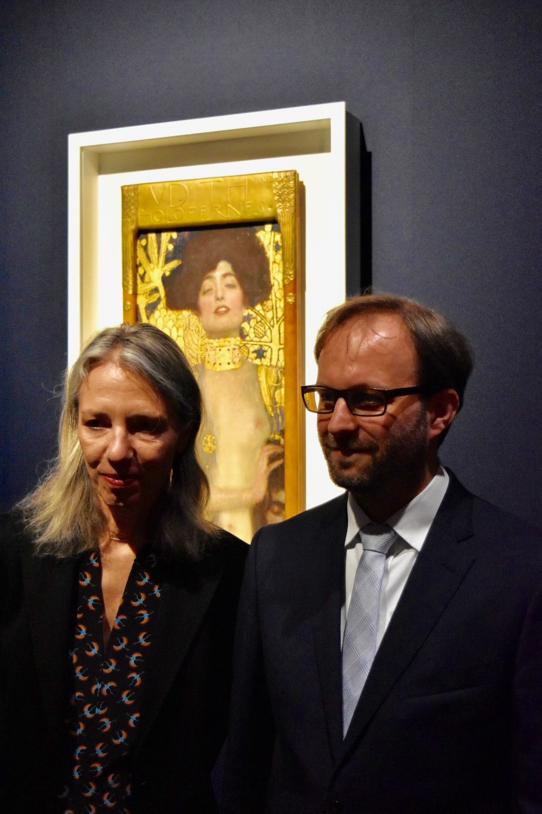 ベルヴェデーレ宮オーストリア絵画館 館長のステラ・ローリッグ氏（左）と、同館学芸員のマークス・フェリンガー氏（右）