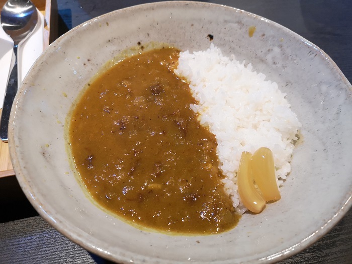 玉ねぎが溶け込んだ、座長特製カレー。