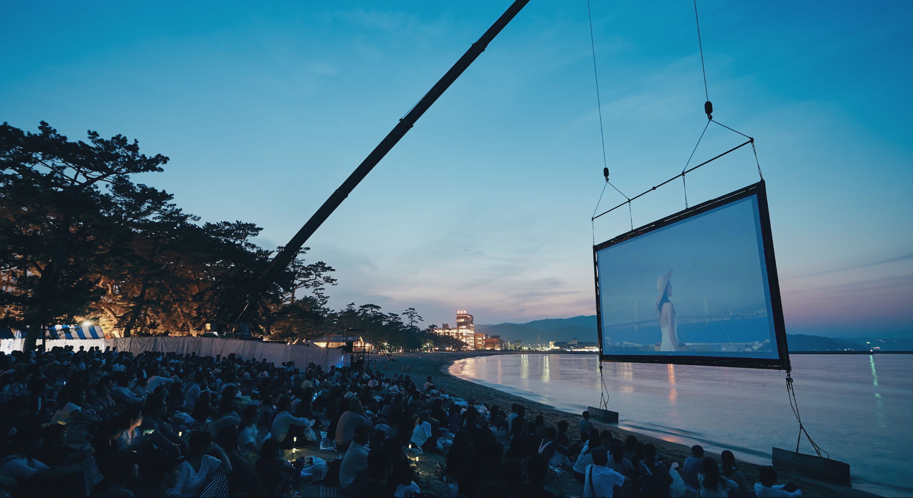 海の映画館全景