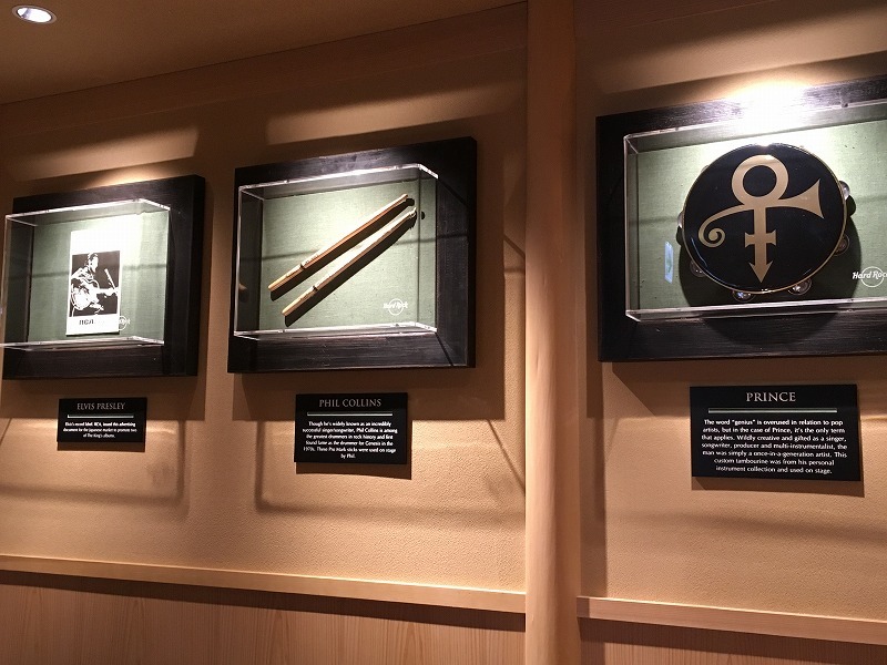 1階のメモラビリアには、（写真左から）エルビス・プレスリーの、日本プロモーションを行う際に制作した資料、フィル・コリンズのスティックや、プリンスのタンバリンが並ぶ