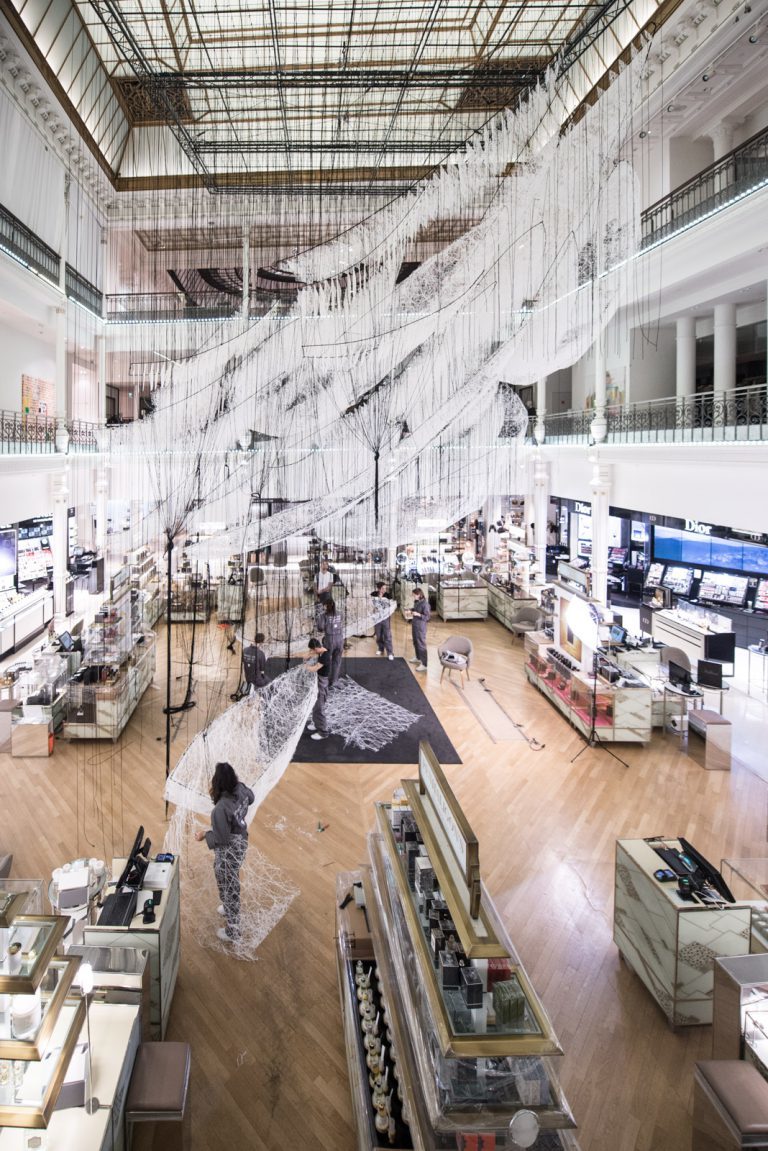 Making off installation Chiharu Shiota au Bon Marché Rive Gauche © Gabriel de la Chapelle