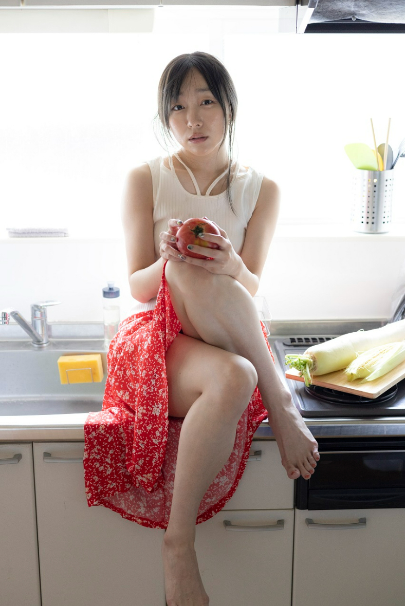 須田亜香里フォトエッセイ『がんこ』解禁済カット 須田亜香里／撮影：青山裕企（扶桑社刊）