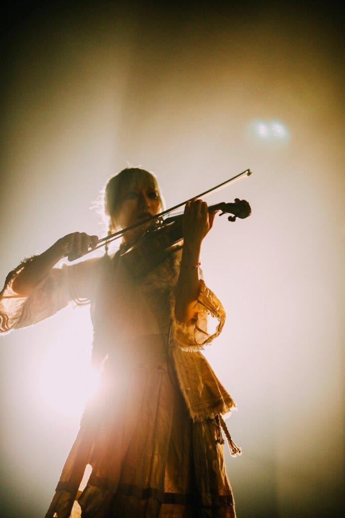 琴羽しらす(violin) 撮影＝西槇太一