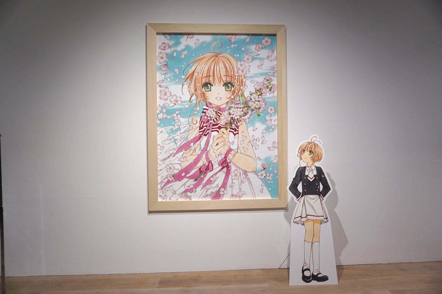 中学生のさくらちゃんと一緒に記念撮影 ©CLAMP・ST／講談社 ©CLAMP・ST／CCSE