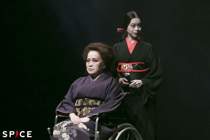 シス・カンパニー公演 日本文学シアターVol.4「能『黒塚』より 黒塚家の娘」より（撮影：加藤孝）