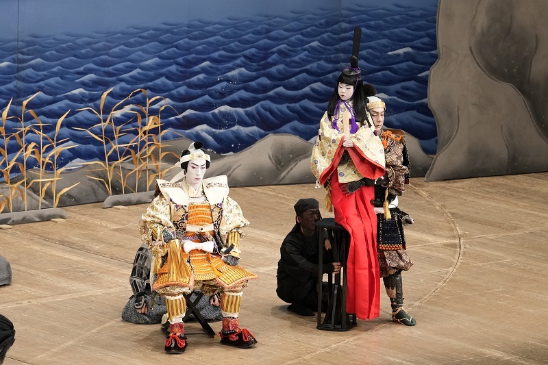第一部『義経千本桜』「渡海屋・大物浦」（左より）源九郎判官義経=坂東巳之助、銀平娘お安実は安徳帝=守田緒兜 ／(C)松竹