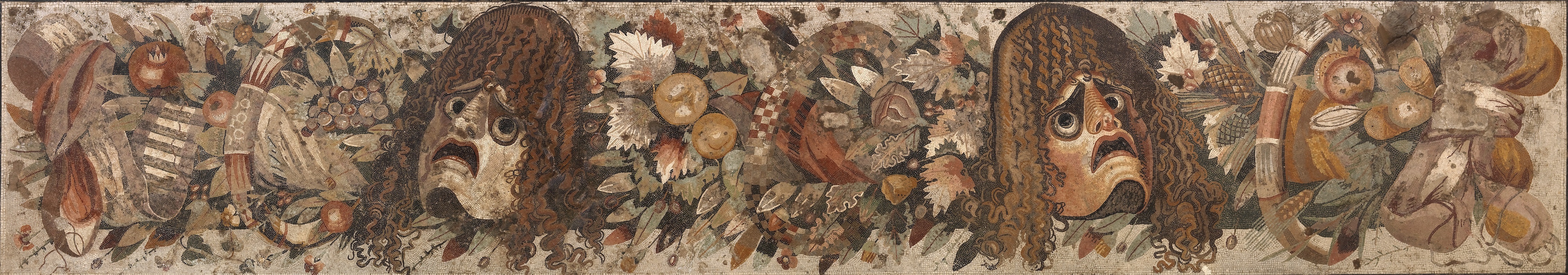 「葉網と悲劇の仮面」モザイク　ナポリ国立考古学博物館蔵　 Photo(c)Luciano and Marco Pedicini 