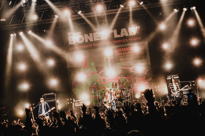 The BONEZ、未発表曲を含む全19曲の『Welcome to The Lab House』ツアーファイナル公演を映像化