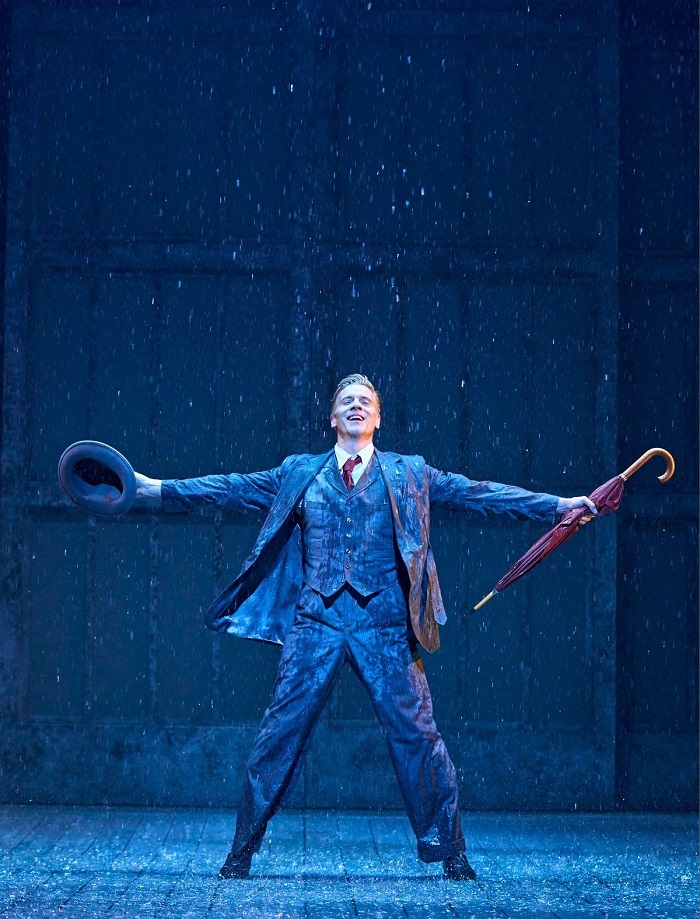 『SINGIN' IN THE RAIN -雨に唄えば-』2021年英国公演での舞台写真 　photo by Manuel Harlan
