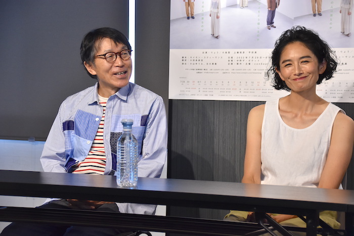 平田満、小島聖（左から）