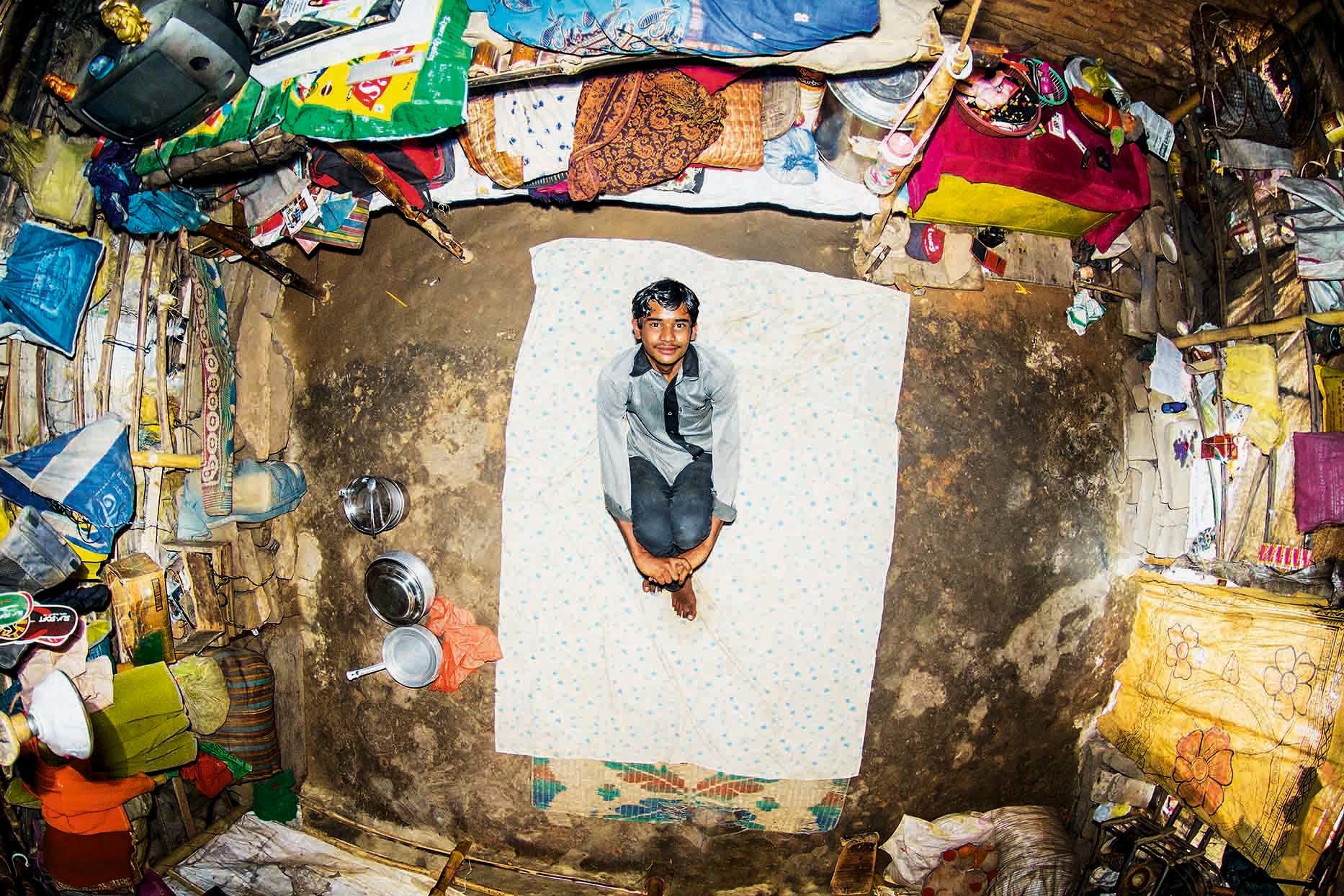今なおカーストに縛られた一家の部屋（インド）