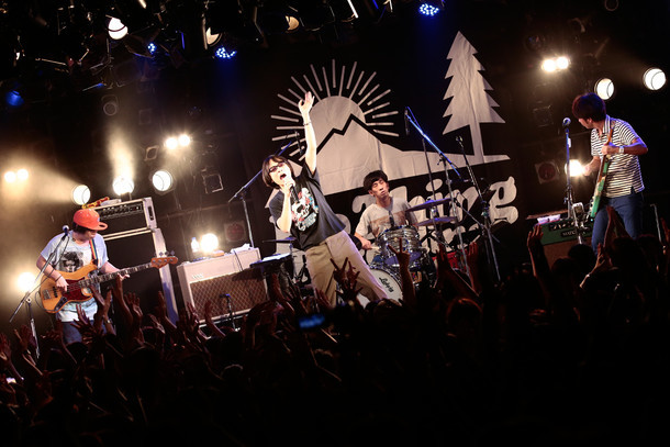 真心ブラザーズ ライブ・ツアー「PACK TO THE FUTURE」東京・渋谷CLUB QUATTRO公演の様子。（Photo by eri shibata）