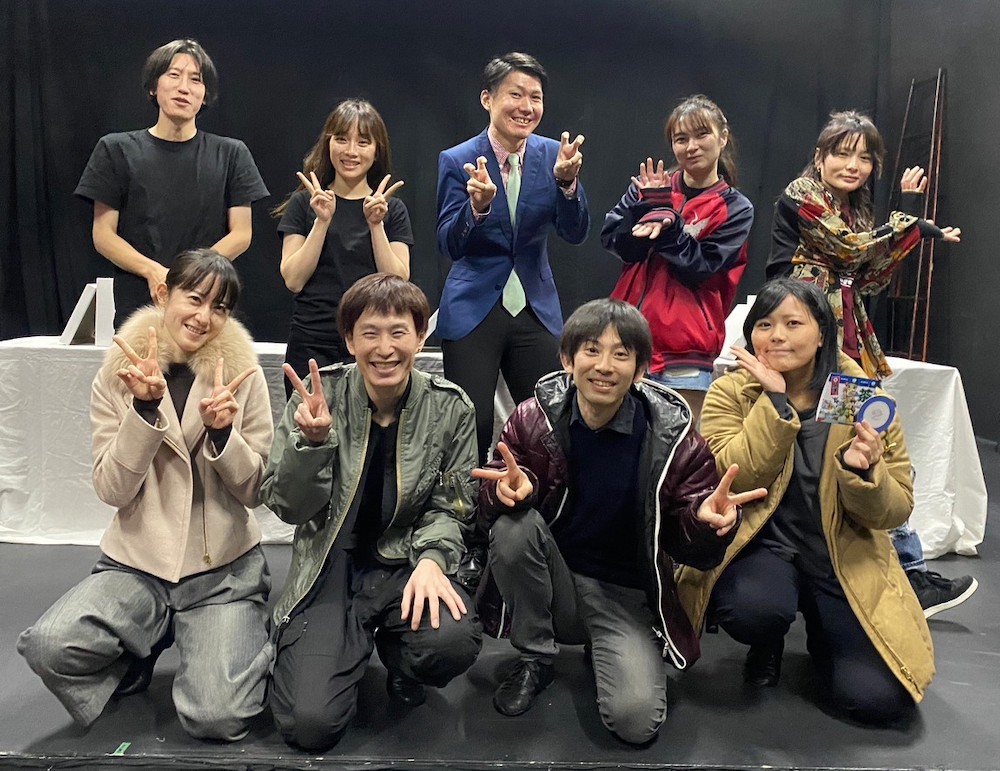 前列左から・伊藤文乃、二瓶翔輔、今津知也、暁月セリナ　後列左から・菊池綾、未彩紀、林優、味潮浅利、大野ナツコ