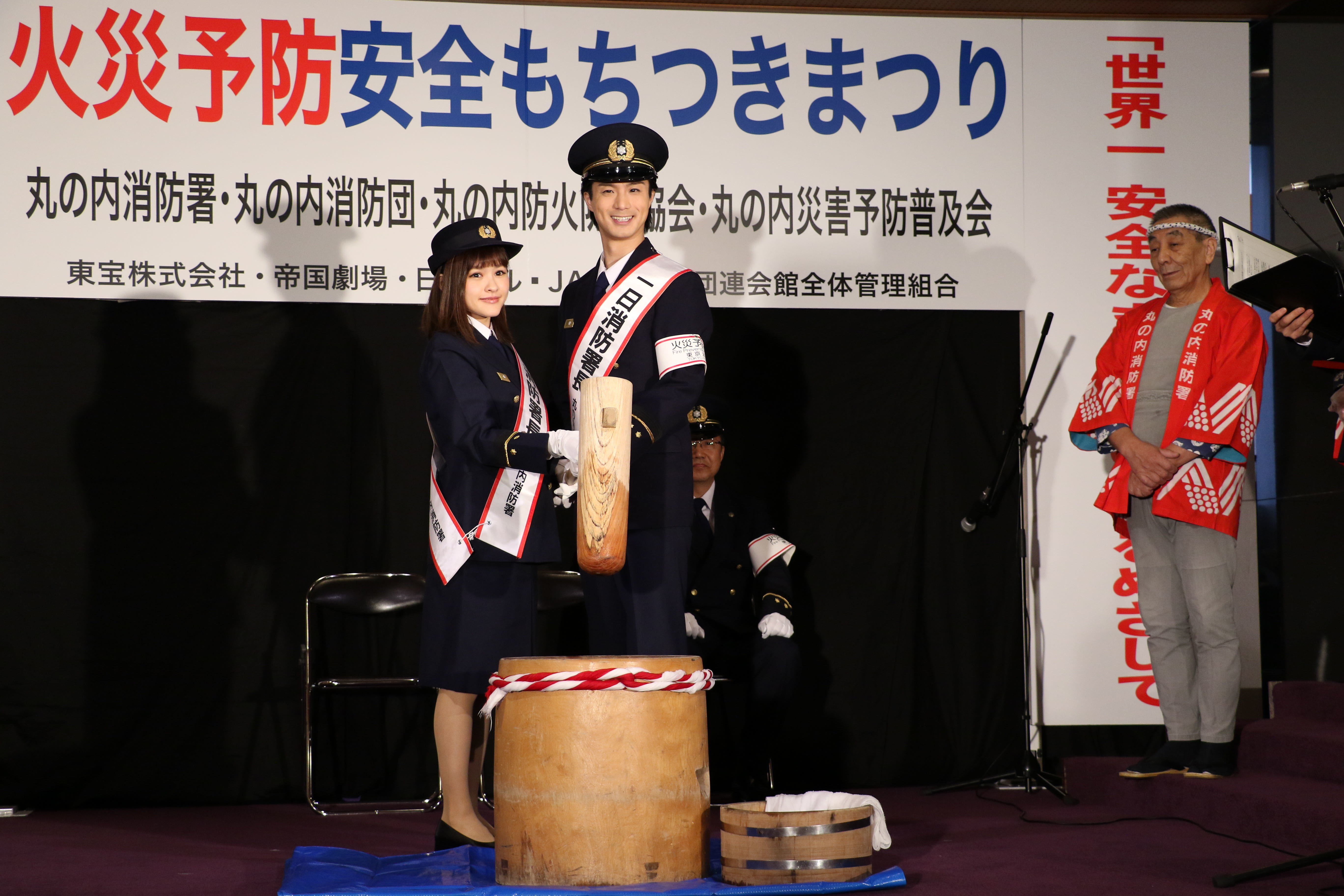 餅つきをする昆夏美と田代万里生