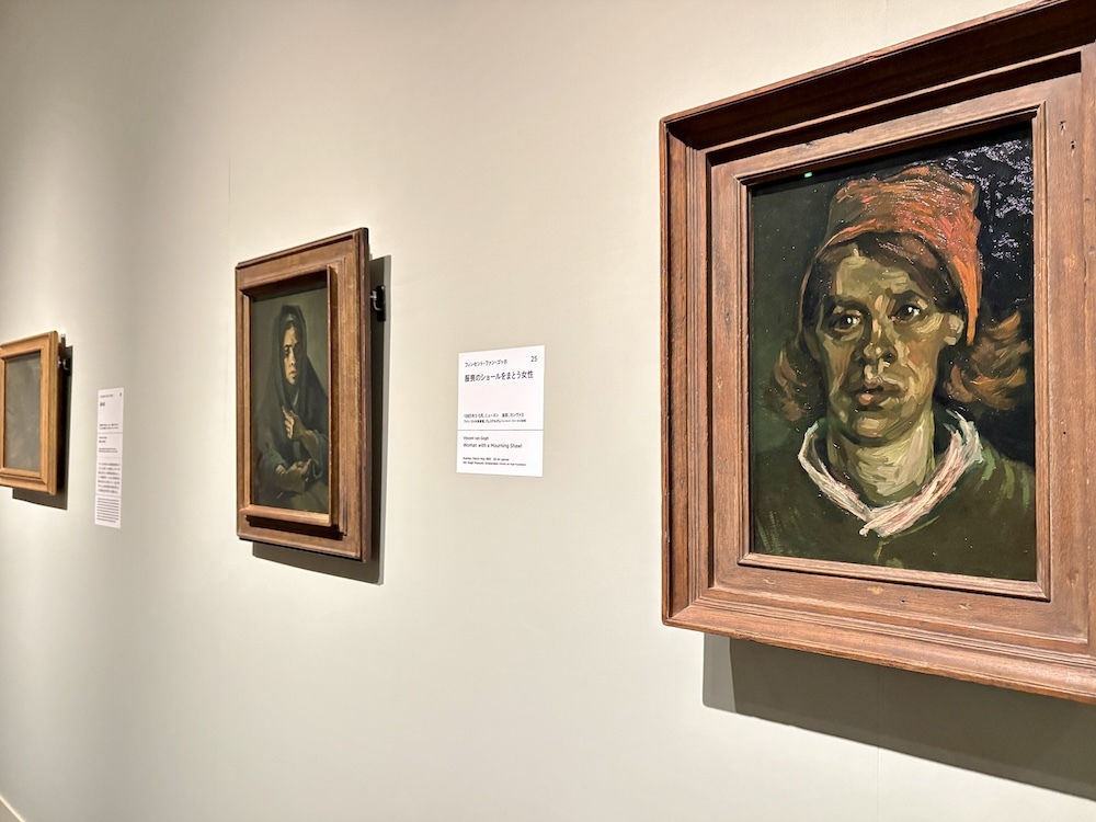手前：フィンセント・ファン・ゴッホ  《女性の顔》  1885年4月　油彩、カンヴァス　