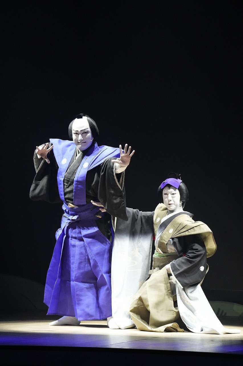 『超歌舞伎のみかた』迫りから登場する澤村國矢と中村蝶紫