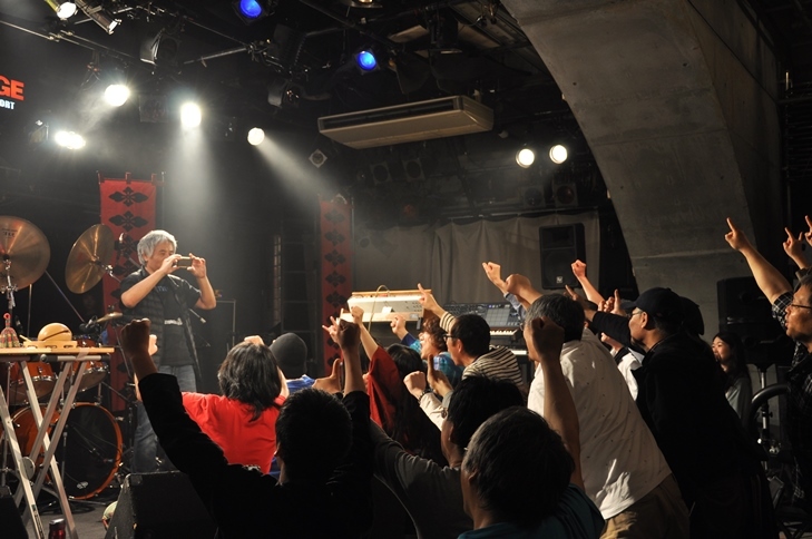 終演後に記念撮影をする金属恵比須メンバーたち＆オーディエンス。 （撮影：吉永美和子）