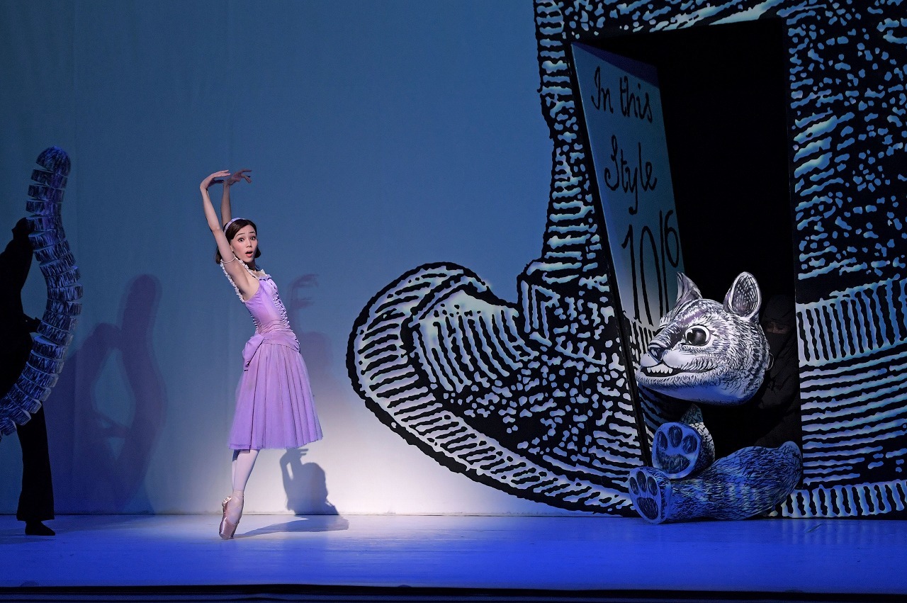 撮影：鹿摩隆司 ／Alice’s Adventures in Wonderland© by Christopher Wheeldon, Designs by Bob Crowley,  Puppetry Designs by Toby Olié