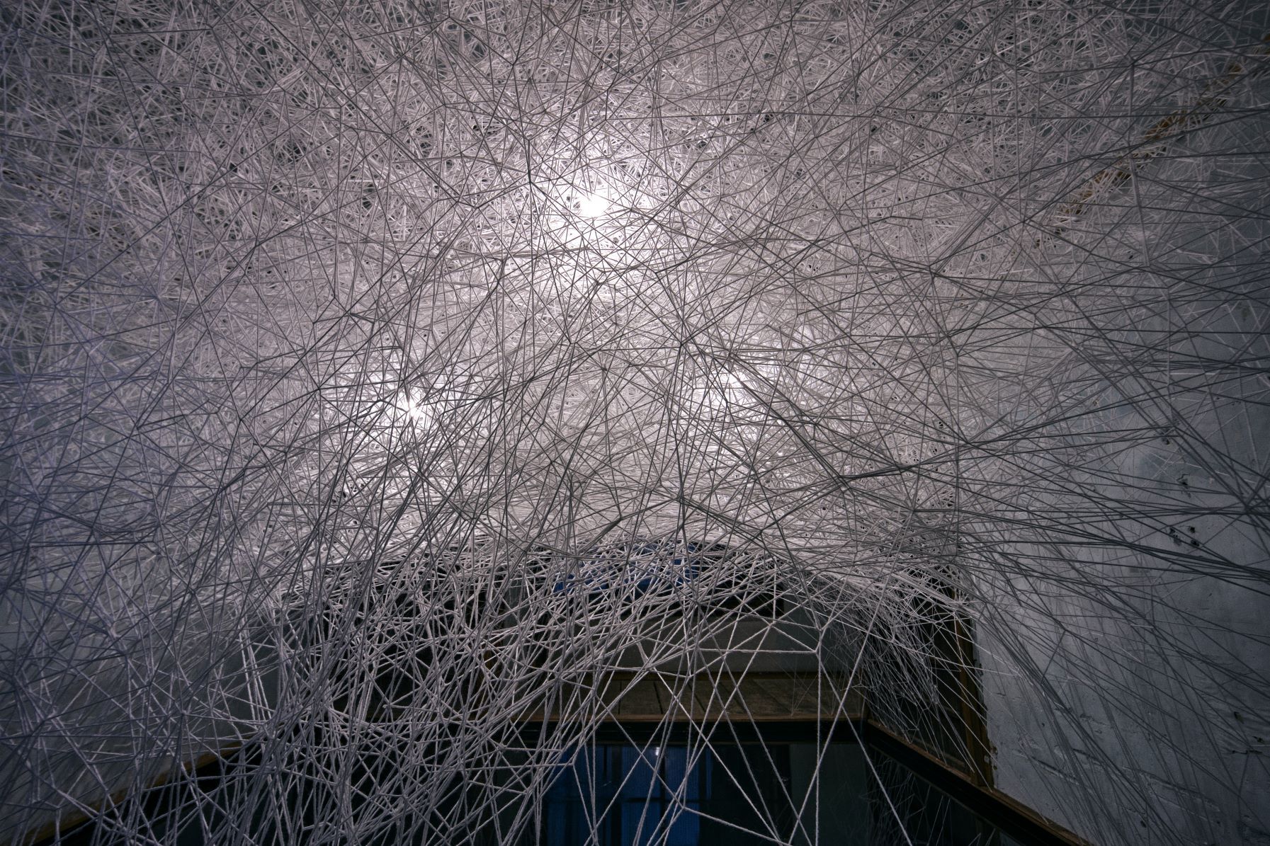 塩田千春「巡る記憶」2022 年 写真：Sunhi Mang (c)JASPAR, Tokyo, 2024 and Chiharu Shiota