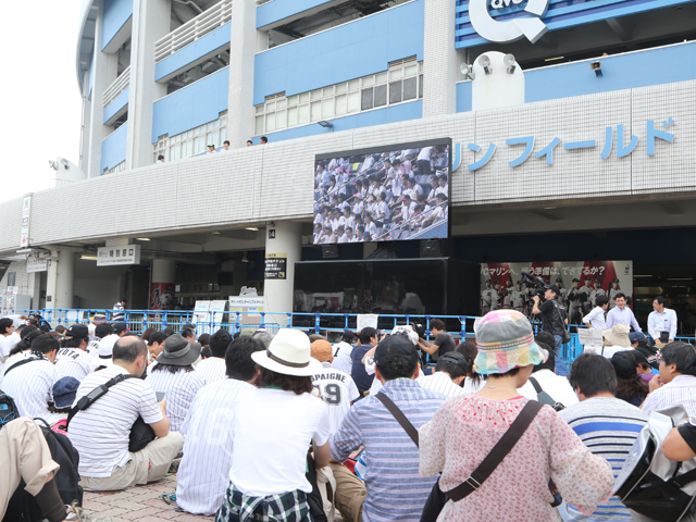 ZOZOマリンスタジアム球場外周正面でパブリックビューイングが開催される