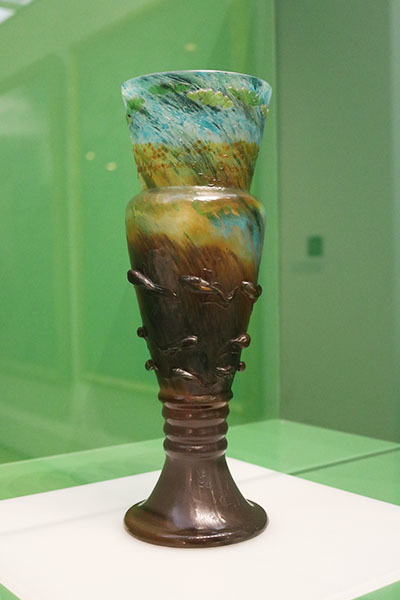 《おたまじゃくし文花器》（1900年、飛騨高山美術館蔵） 上にいくほどにオタマジャクシは大きく足も長くなっていき、成長の段階が描かれている。口縁部分にはロマン主義の詩人、テオフィル・ゴーティエの詩の一節が刻まれている。