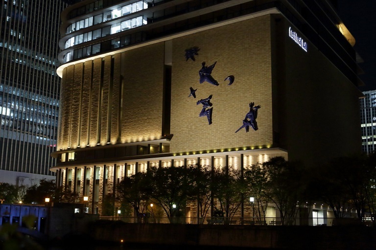初代フェスティバルホールを飾った「牧神、音楽を楽しむの図」は、現在も健在。 　(C)飯島隆
