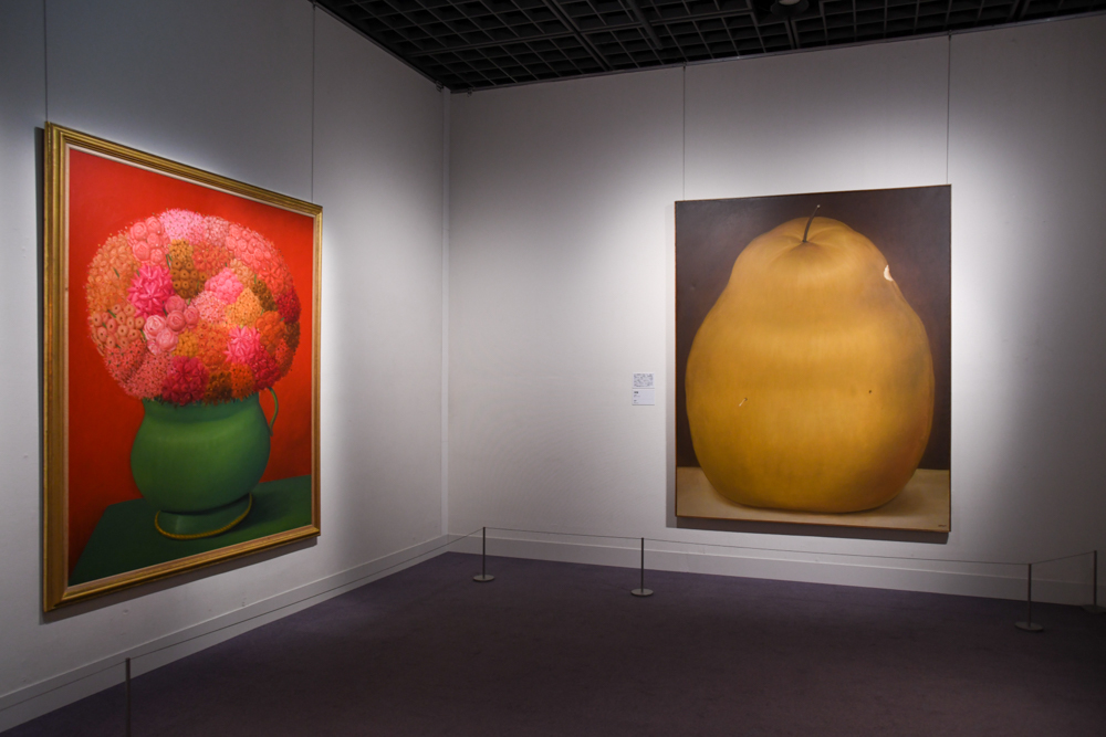 左：フェルナンド・ボテロ《赤の花》 2006年　右：フェルナンド・ボテロ《洋梨》 1976年