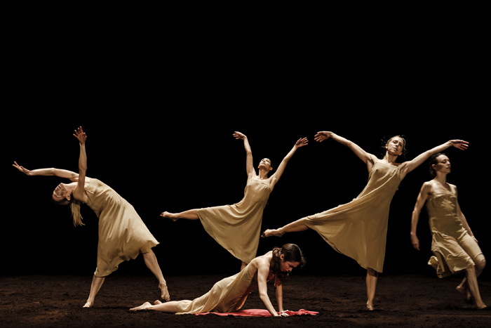 『春の祭典』photo Agathe Poupeney OPÉRA NATIONAL DE PARIS