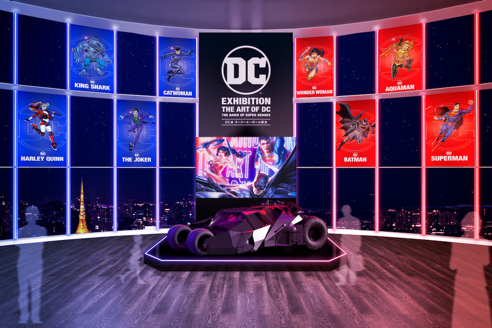 『DC展 スーパー ヒーローの誕生』　※エントランス(イメージ) DC SUPER HEROES and all related characters and elements (C) & TM DC Comics. WB SHIELD:  (C) & TM  WBEI. (s21)