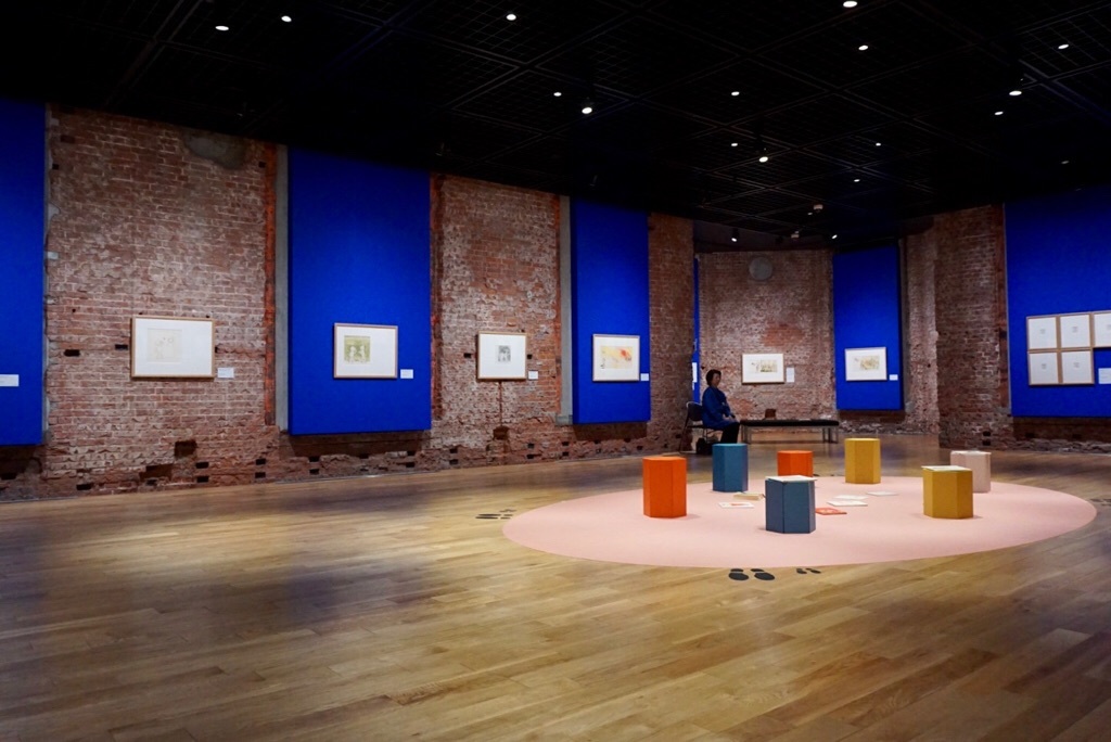 （右）展覧会場内には、絵本を閲覧できるコーナーも