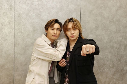 佐藤流司＆橋本良亮「最後まで仲良く突っ走る」～舞台『近松忠臣蔵』インタビュー