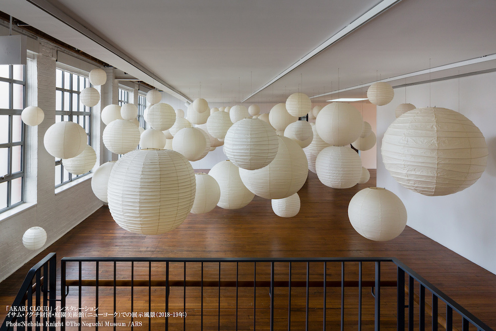 「AKARI CLOUD」インスタレーション　イサム・ノグチ財団・庭園美術館(ニューヨーク)での展示風景(2018-19年) Photo:Nicholas Knight (C)The Noguchi Museum /ARS