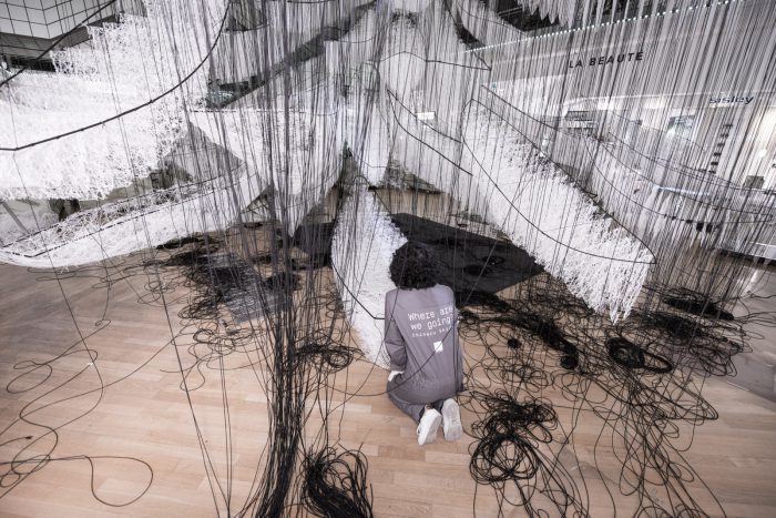 Making off installation Chiharu Shiota au Bon Marché Rive Gauche © Gabriel de la Chapelle