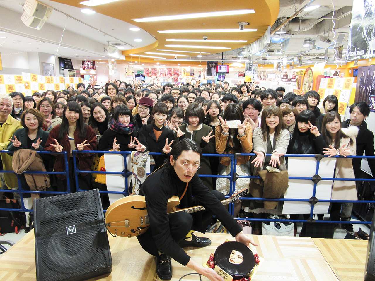 ドレスコーズ 志磨遼平／タワーレコード新宿インストアイベントにて。誕生日祝いの「平凡レコードケーキ」とともに