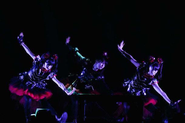 「BABYMETAL WORLD TOUR 2015 -THE FINAL CHAPTER OF TRILOGY-」の様子。（Photo by Taku Fujii）