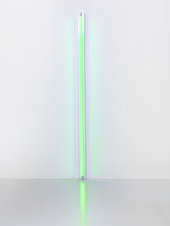 『Untitled (無題）』 (1963年） 緑色の直管蛍光灯 244 x 10 x 7 cm Courtesy Fondation Louis Vuitton Photo credit: © Adagp, Paris 2017