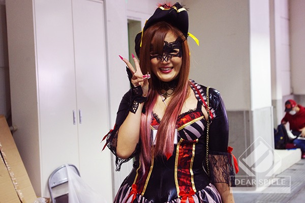 今回もDDTのコスプレ店長は健在（店舗ではコスプレしていません） (c)DEAR SPIELE