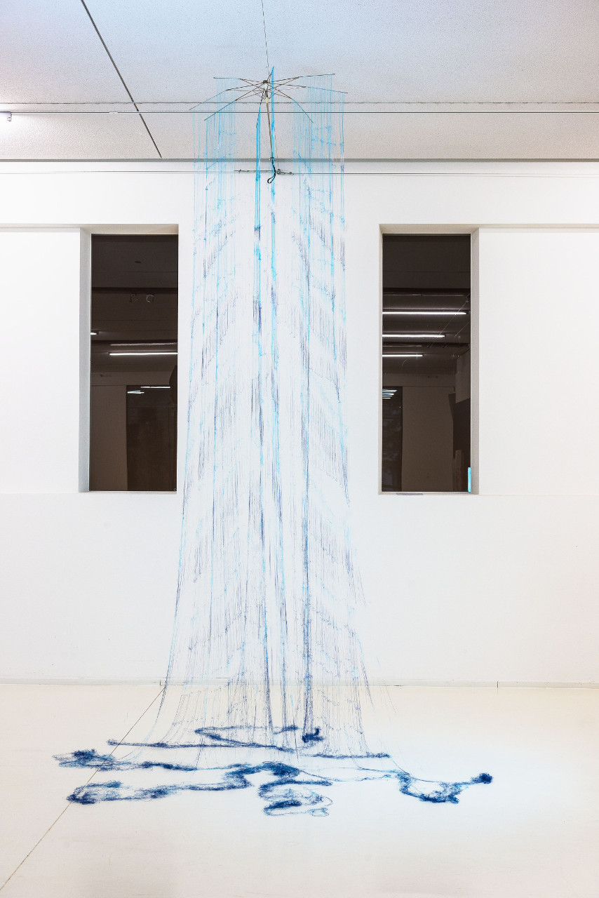 《untitled –rain DDR–》　2014年　素材：傘　Installation view : tim|State Textil and Industry Museum Augsburg Photo by Felix Weinold