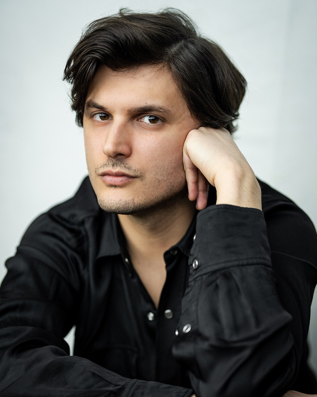 ロジャー・デイビス役：Alex Boniello
