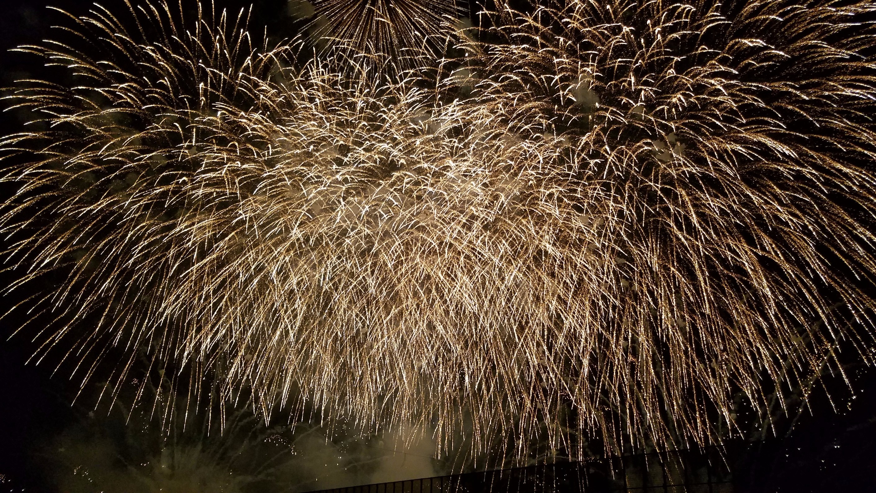 10 000発の花火を山と海が作り出す迫力のサラウンドで体感 夏の一大イベント 油津港まつり花火大会17 レポート Spice エンタメ特化型情報メディア スパイス