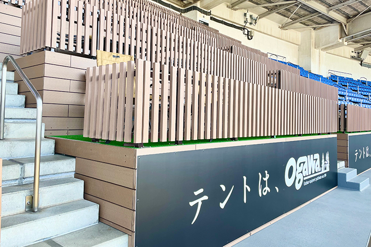 木目の柵も気分を盛り上げてくれる「ogawaキャンプBOX」
