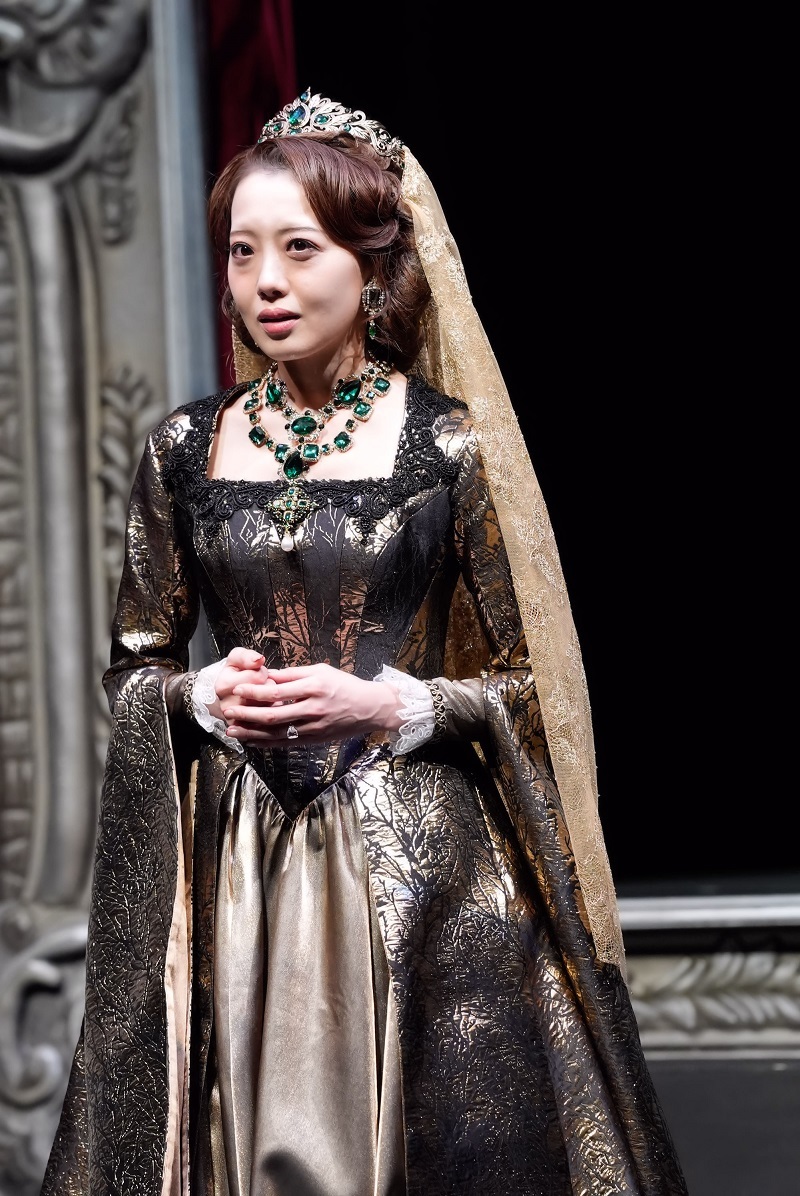 王妃ガートルード役　朝月希和 　　　　　　　カメラマン：間野真由美　（C）2025.ルネサンス音楽劇 ハムレット