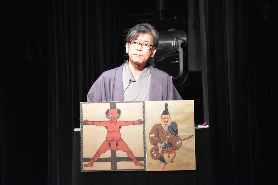 藤村源五郎一座『戦国褌烈伝』（2015年）より。講談師の嬉野雅道。