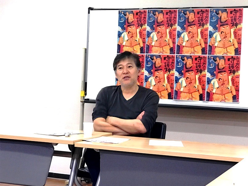 記者たちの質問に答える内藤裕敬（南河内万歳一座）。 ［撮影］吉永美和子