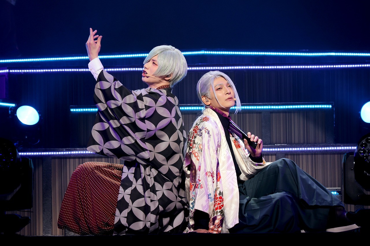 (左から）御影 密 役：植田圭輔、雪白 東 役：上田堪大 　(C)Liber Entertainment Inc. All Rights Reserved. (C)MANKAI STAGE『A3!』製作委員会2022